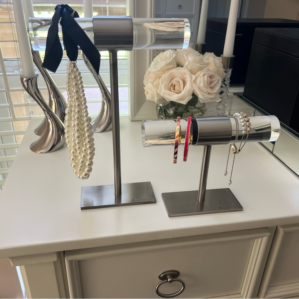 Kendra Scott Large T-Bar Jewelry Stand in Antique Silver - Picture 7 of 9